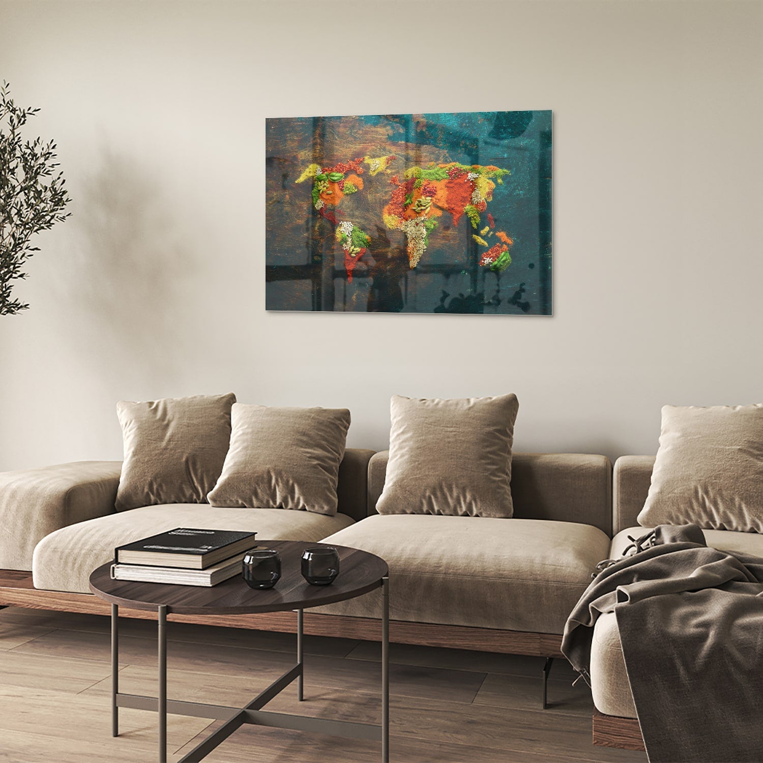 Kleurrijke glazen schilderij van een wereldkaart in een moderne woonkamer.