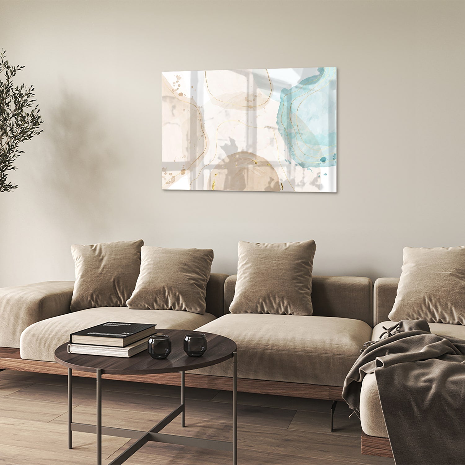 Elegante glazen schilderij met aqua en gouden tinten aan de muur.