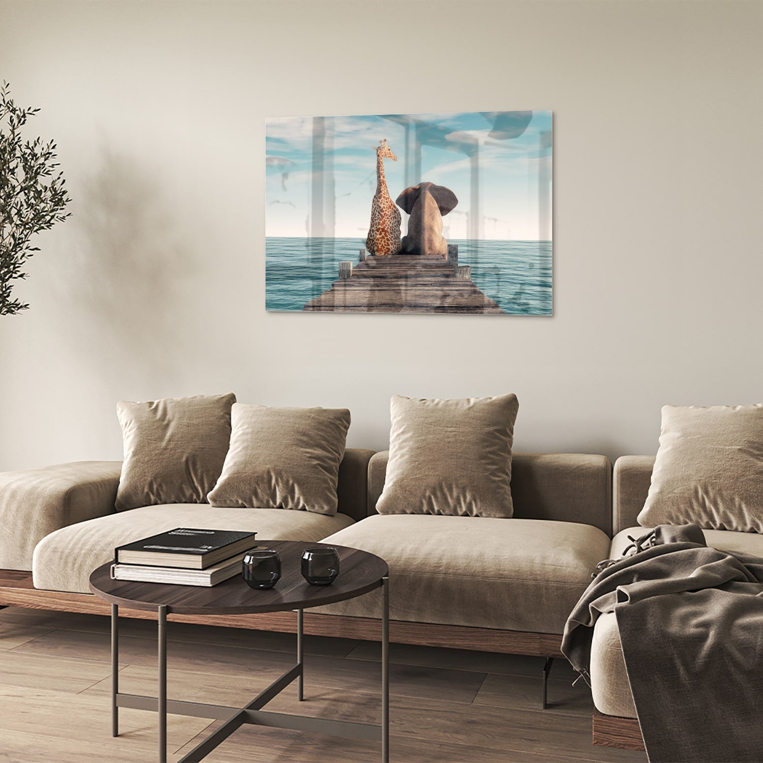 Glazen schilderij van een giraffe en olifant op een houten pier met zee op de achtergrond.