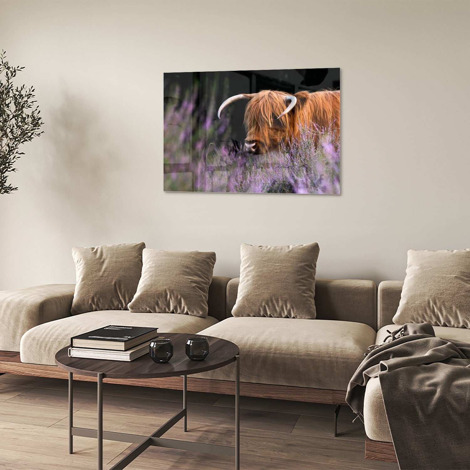 Glazen schilderij van een Schotse Hooglander met lavendel op de achtergrond.