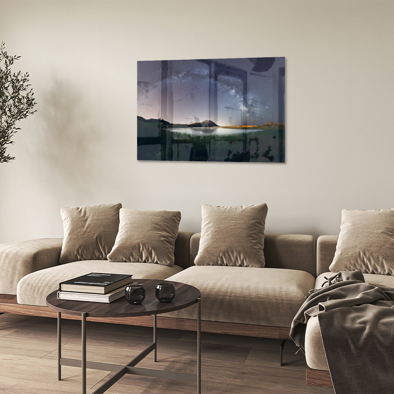 Glazen schilderij met sterrenhemel en bergen aan de wand