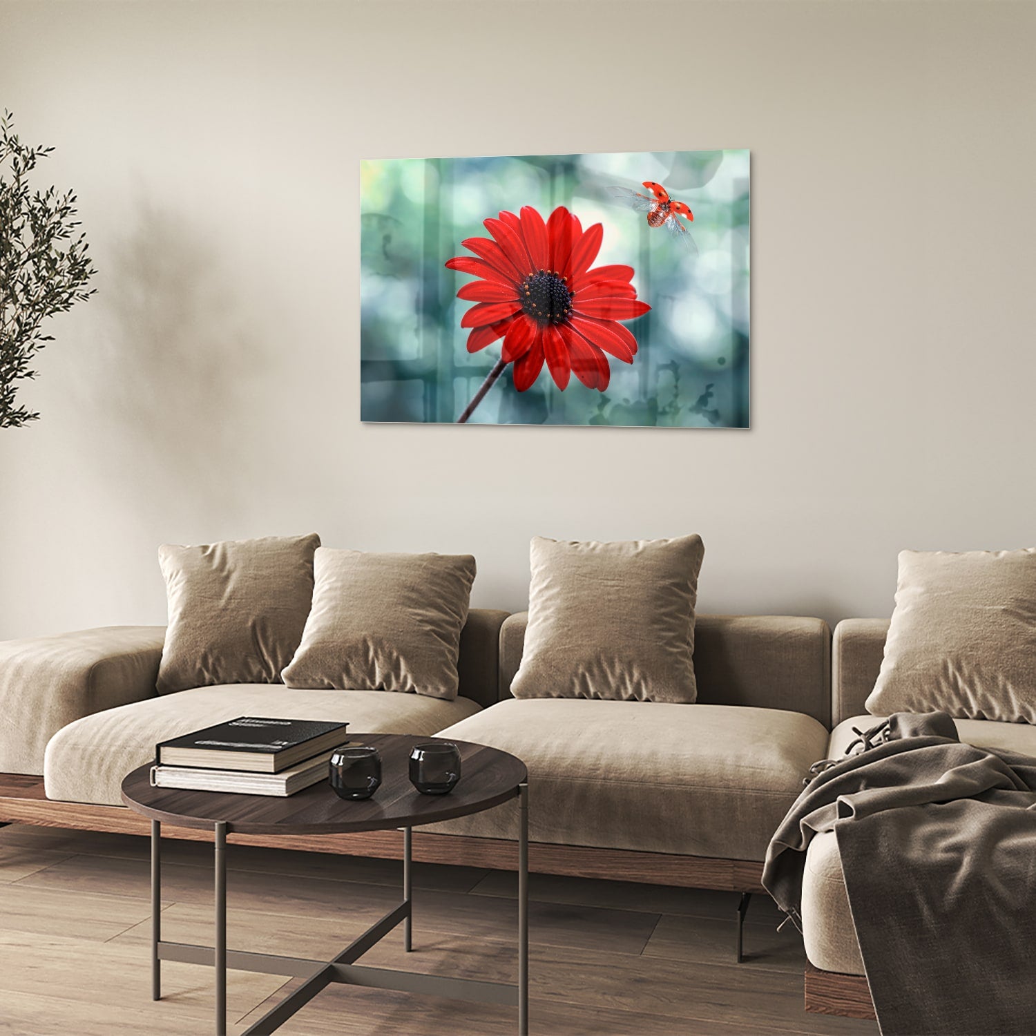 Glazen schilderij van een felrode dandelion tegen een zachte groene achtergrond.