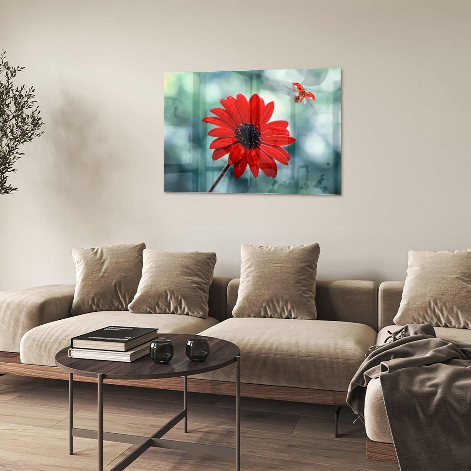 Glazen schilderij van een felrode dandelion tegen een zachte groene achtergrond.