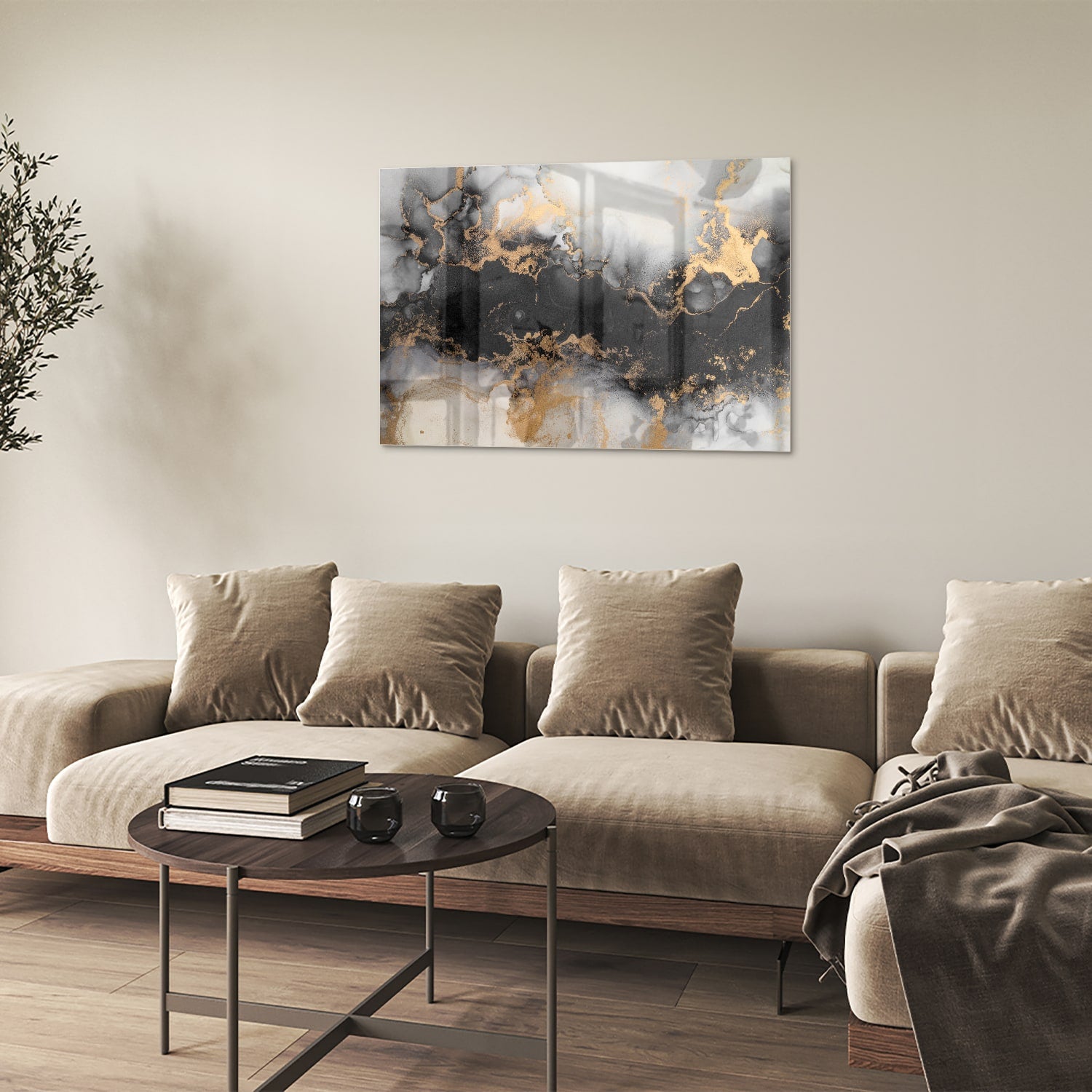 Glazen schilderij met zwarte en gouden abstracte patronen aan de muur boven een houten kast.