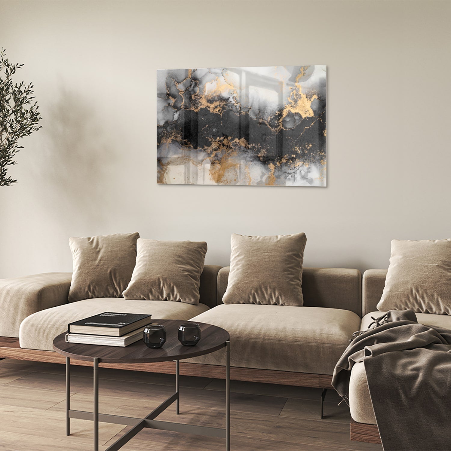 Glazen schilderij met zwarte en gouden abstracte patronen aan de muur boven een houten kast.