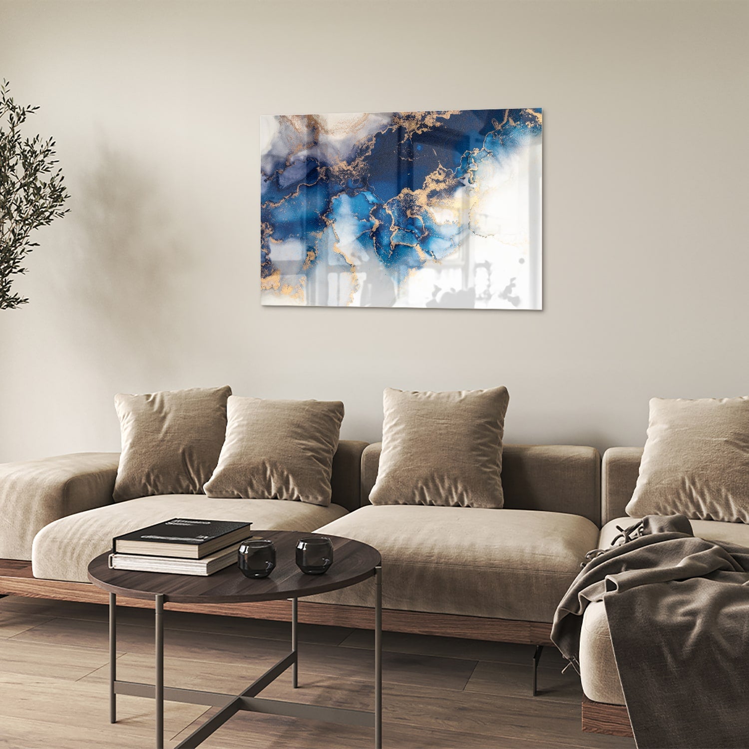 Prachtig glazen schilderij met blauwe en gouden patronen aan de muur.