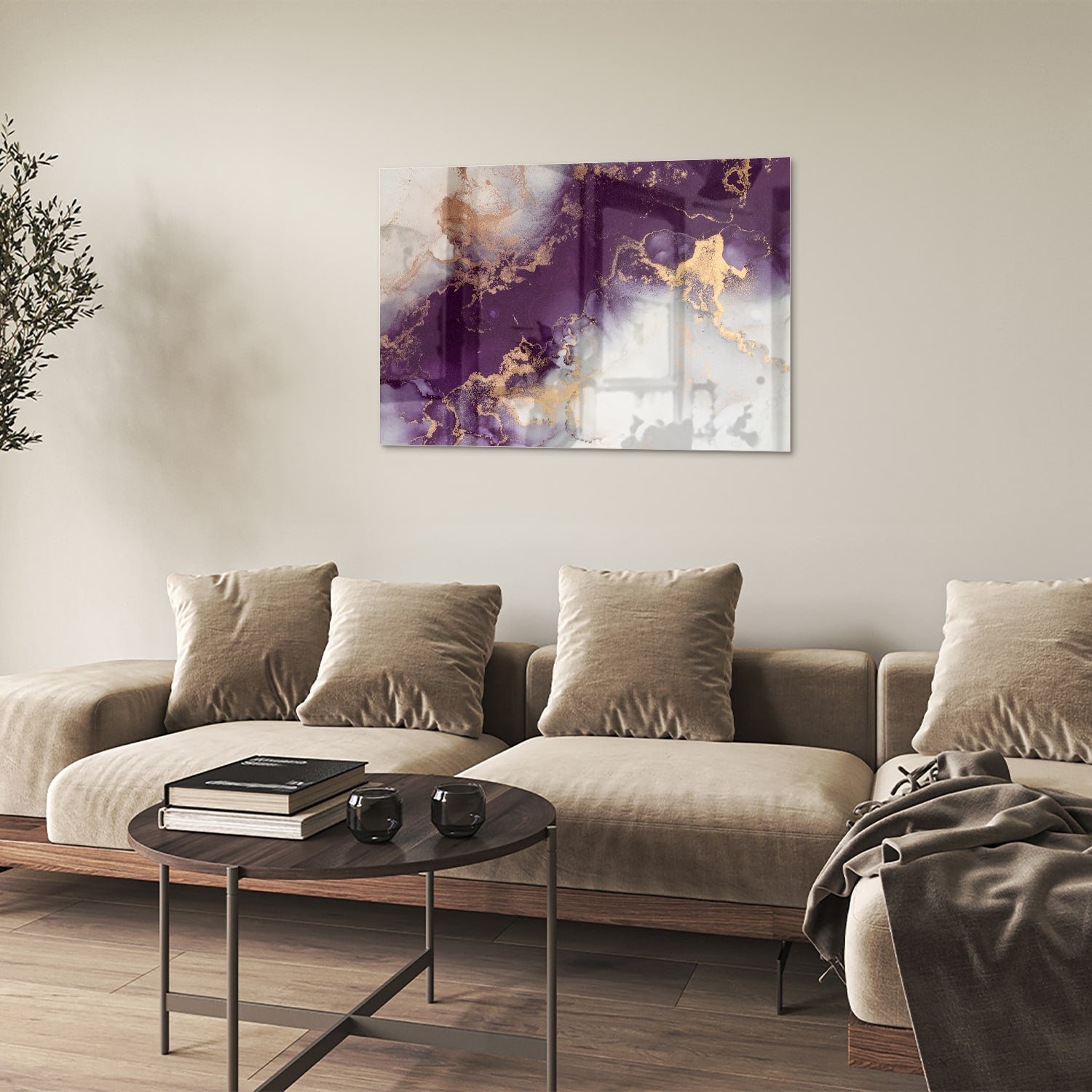 Een elegant paarse glazen schilderij met gouden accenten aan een muur in moderne woonkamer.
