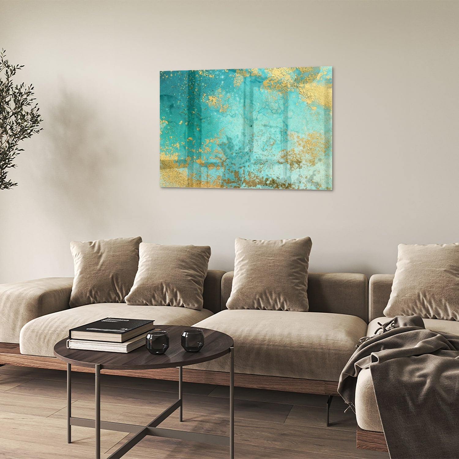 Glazen schilderij met turquoise en gouden accenten aan de muur