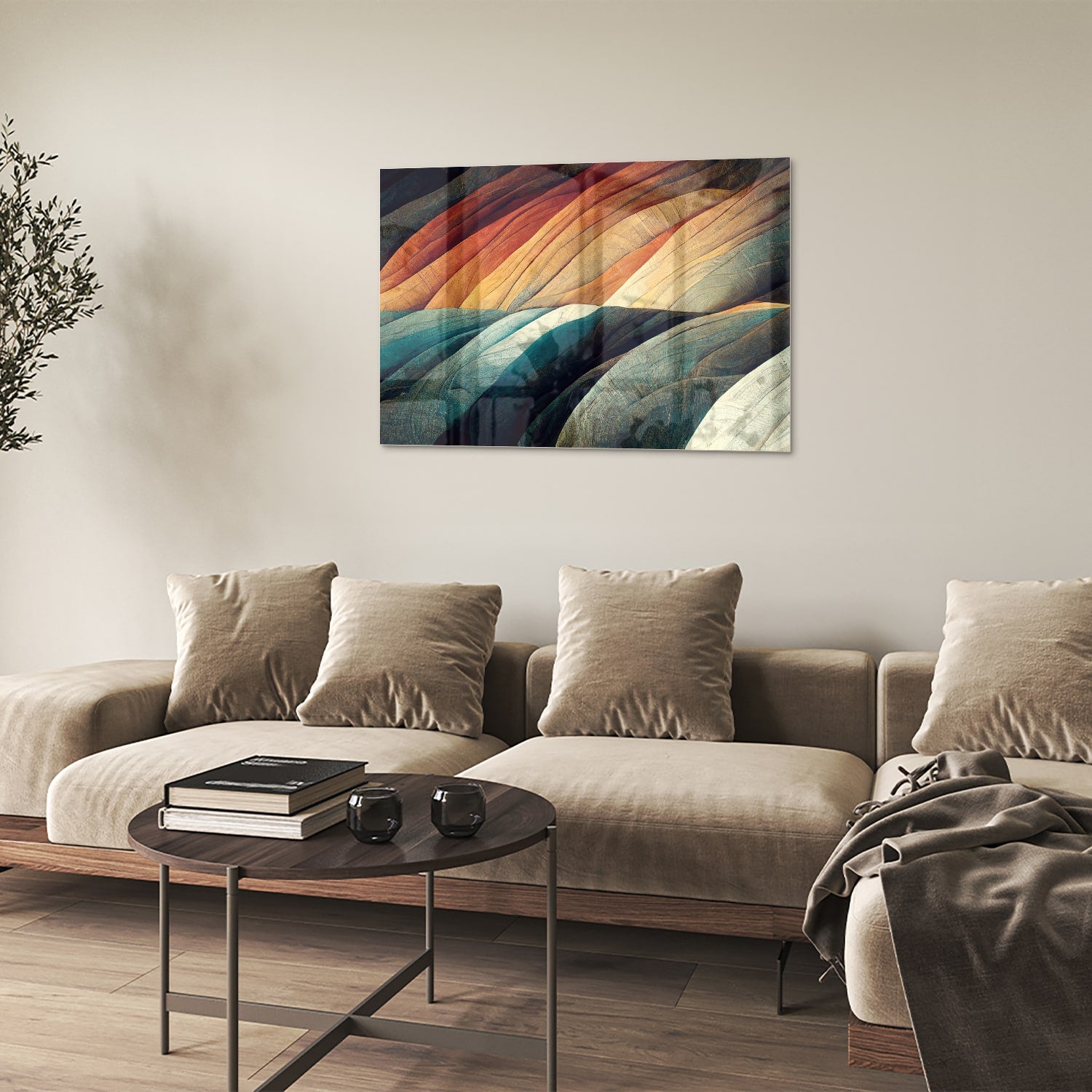 Abstract glazen schilderij met gekleurde golven in een moderne woonkamer.