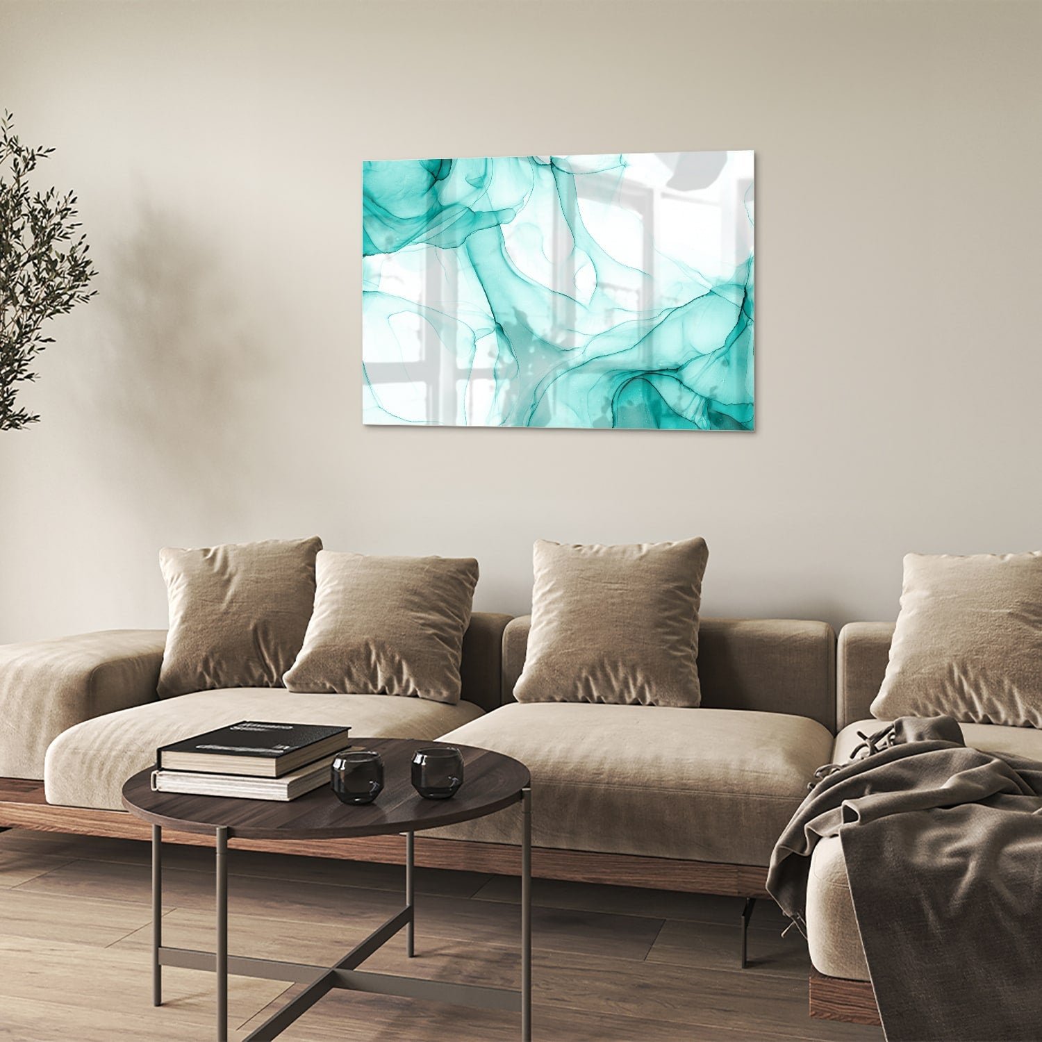 Lichtblauw abstract glazen schilderij aan de muur boven een houten meubel.