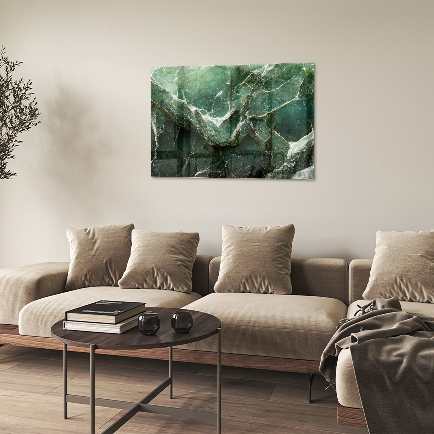 Glas schilderij met marmerpatroon in groene tinten, hangt aan de muur.