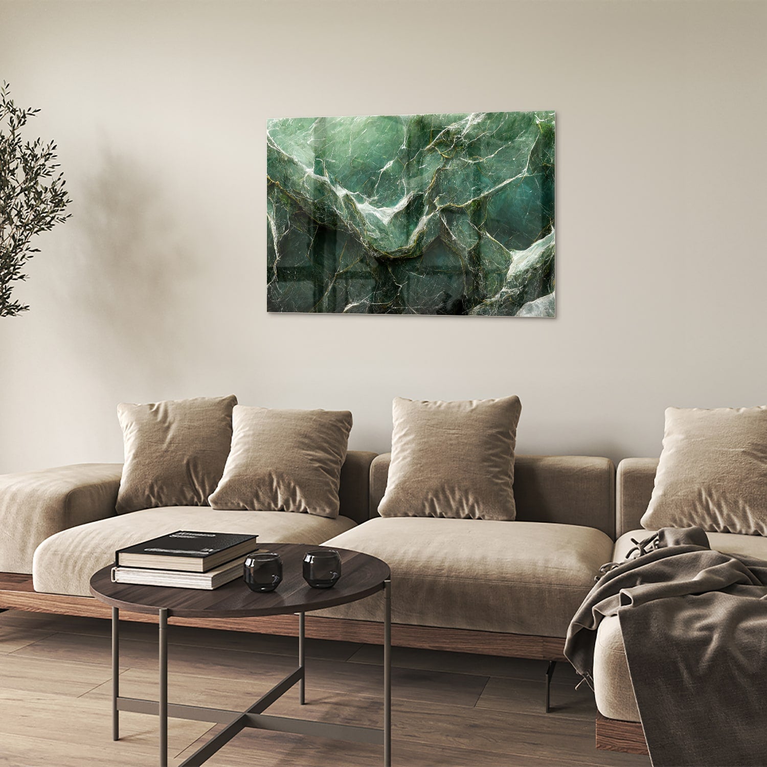 Glas schilderij met marmerpatroon in groene tinten, hangt aan de muur.