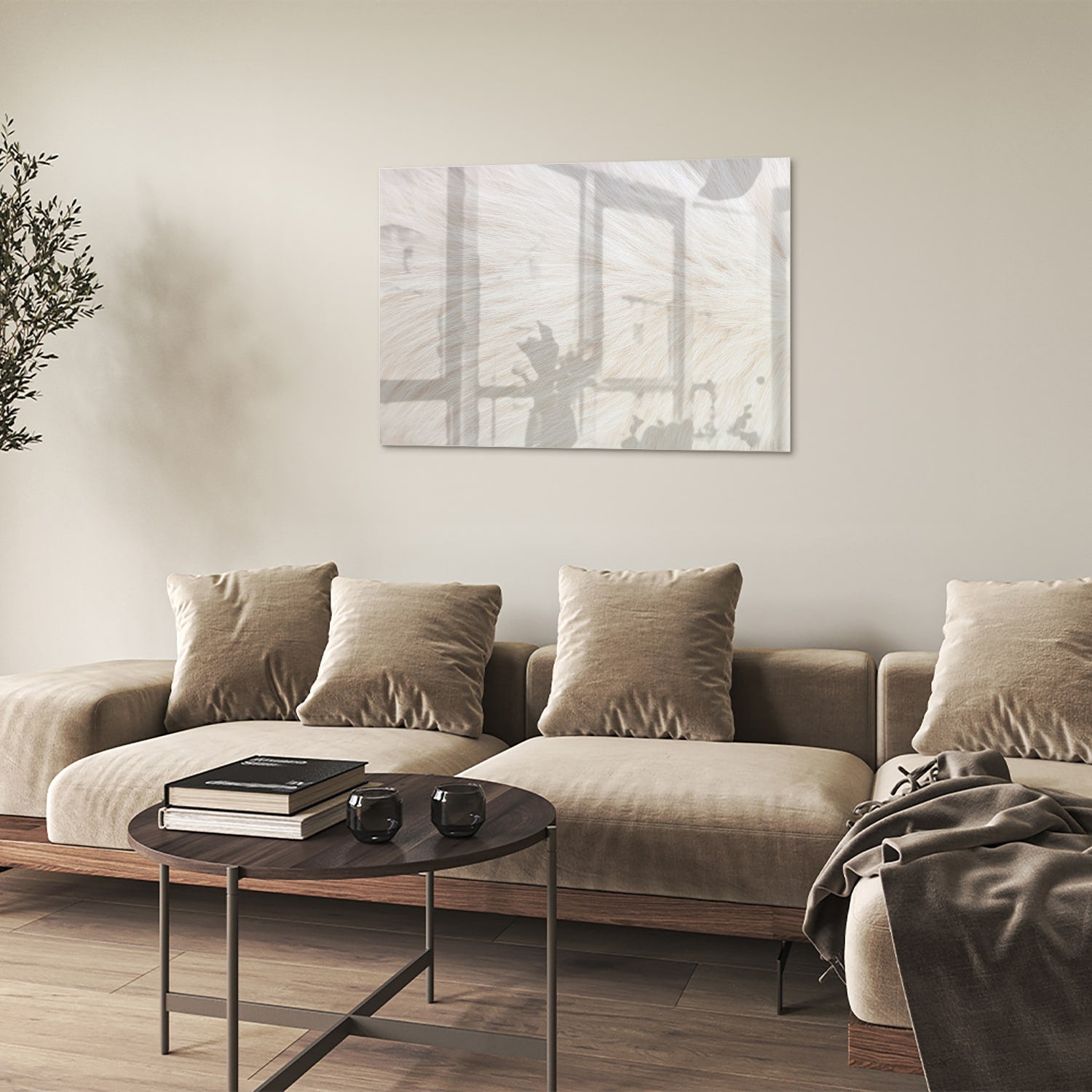 Minimalistisch glazen schilderij met een subtiel natuurthema aan de muur.