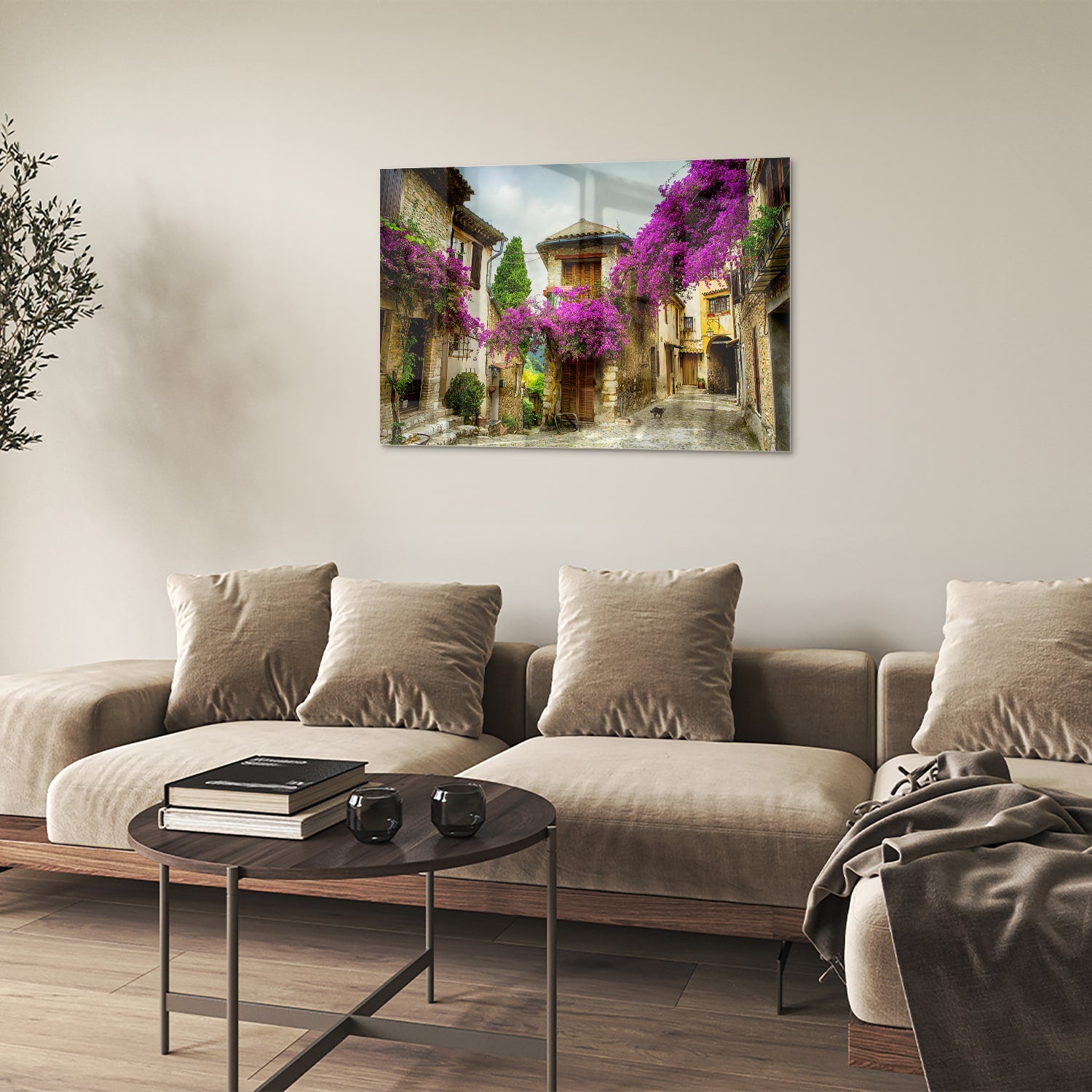 Glazen schilderij met een prachtig straatzicht en paarse bloesems in een helder interieur.