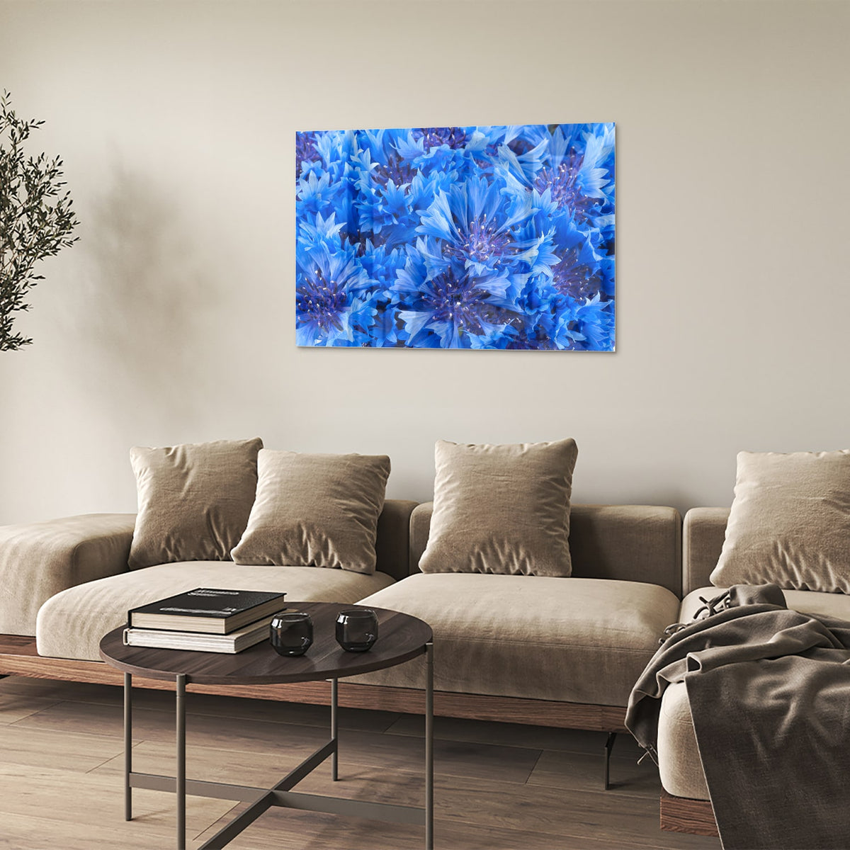 Glazen schilderij met een prachtig blauw bloemenmotief aan de muur