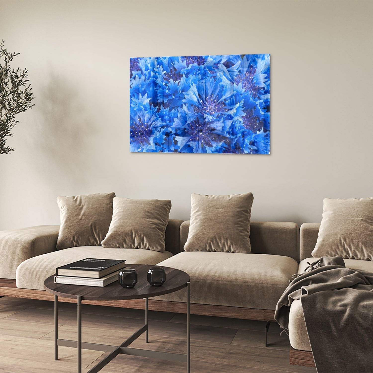 Glazen schilderij met een prachtig blauw bloemenmotief aan de muur