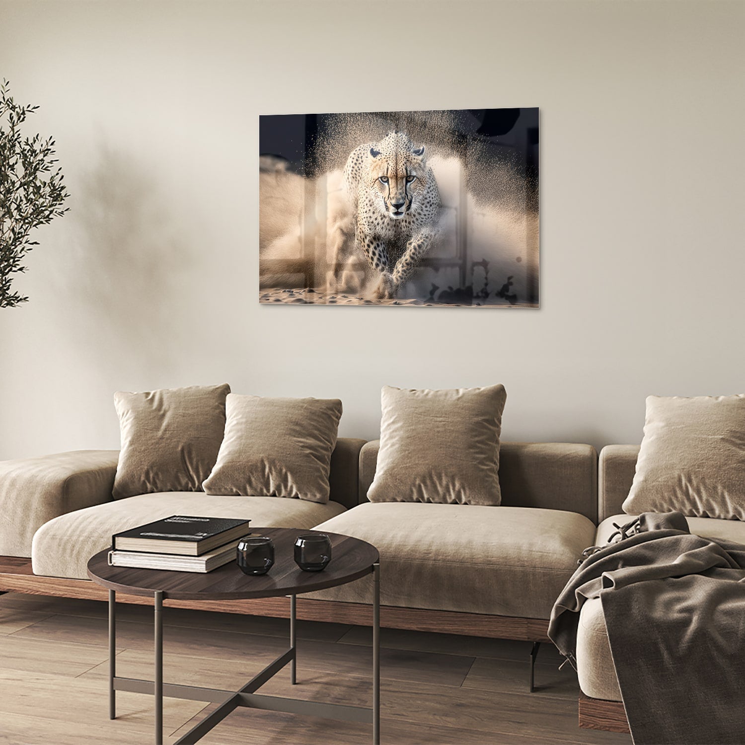Glazen schilderij van een jachtluipaard die door zand rent in een moderne woonkamer.