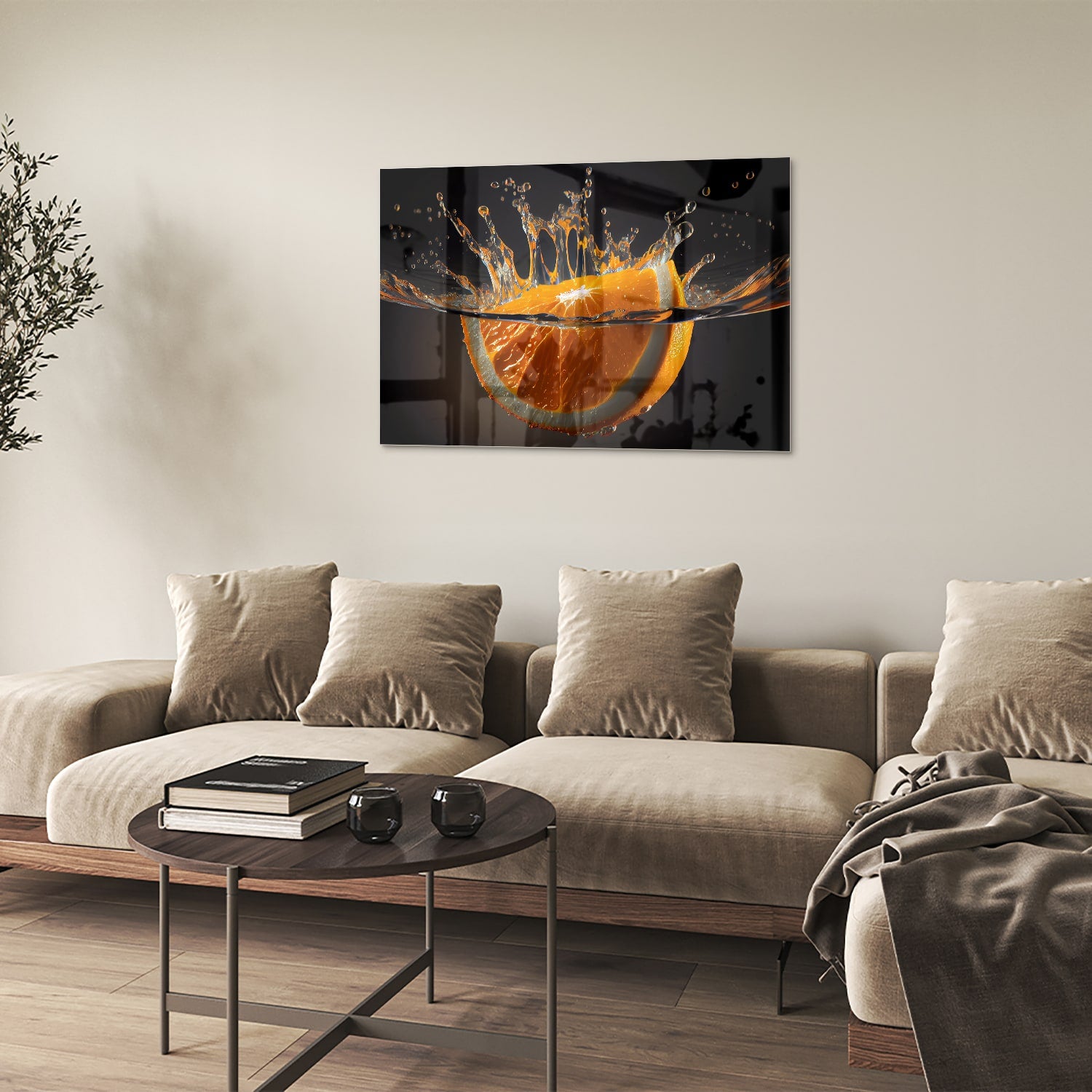 Glazen schilderij van een spetterende sinaasappel boven water.