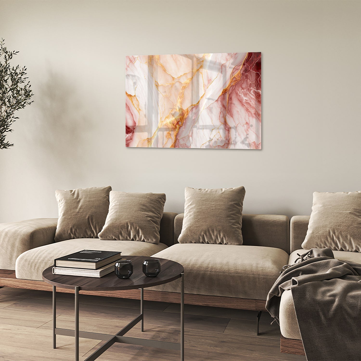 Elegante glazen schilderij met rozen en gouden tinten aan de muur.