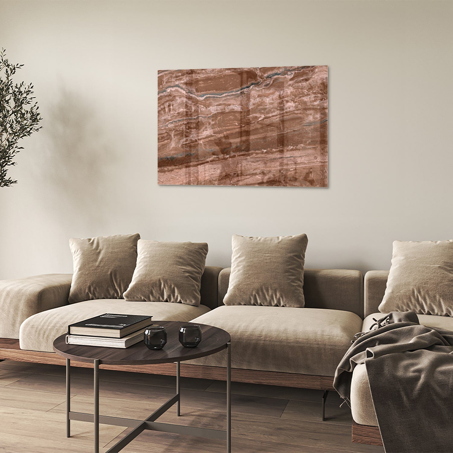 Glazen schilderij in aardetinten hangt aan een lichte muur boven een houten meubelstuk.