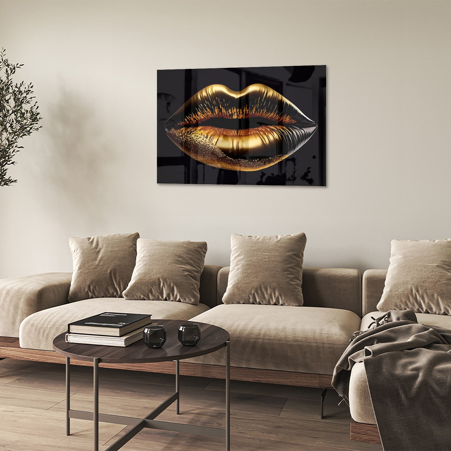 Glazen schilderij van gouden lippen tegen een lichte muur.
