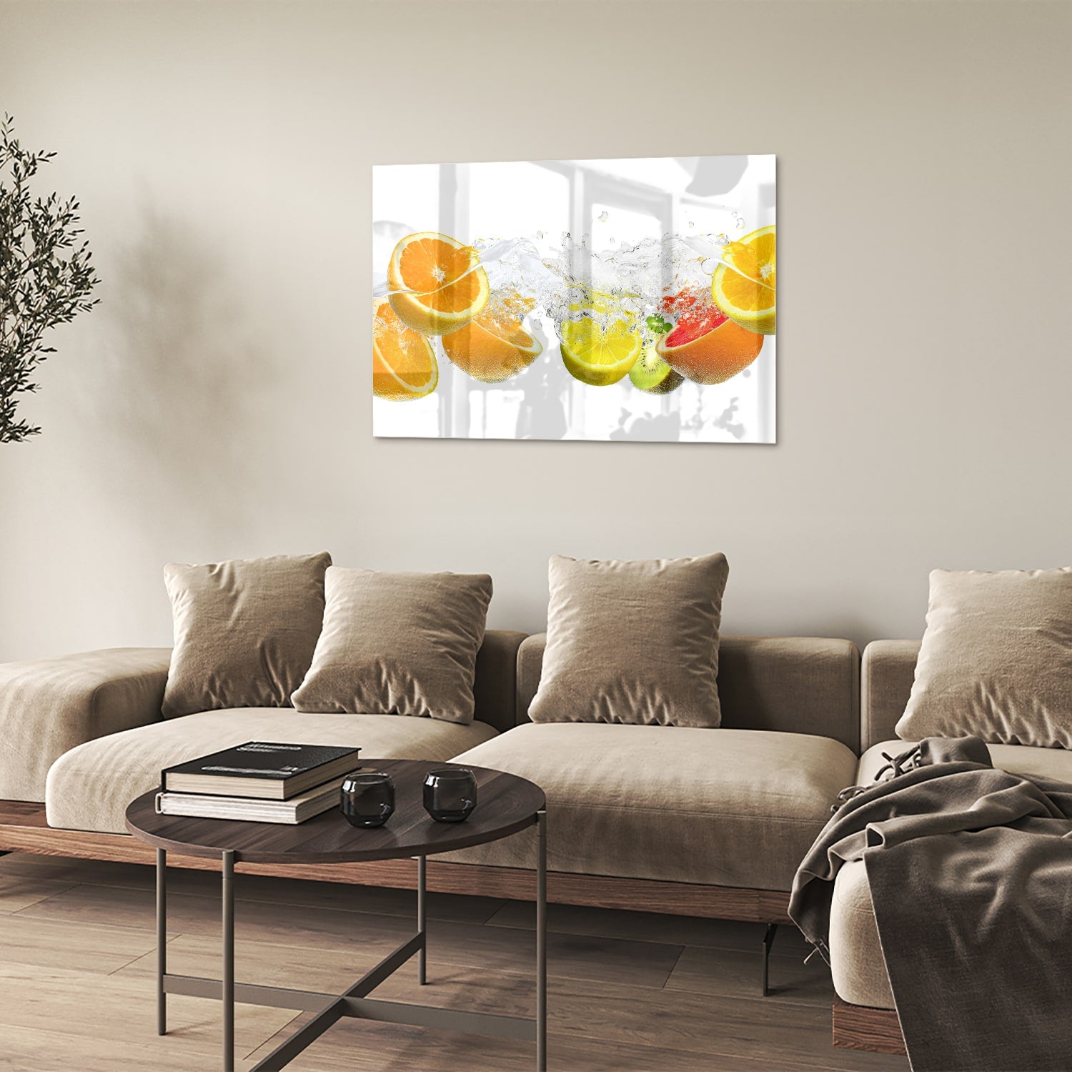 Glazen schilderij met sinaasappels en limoenen in water.