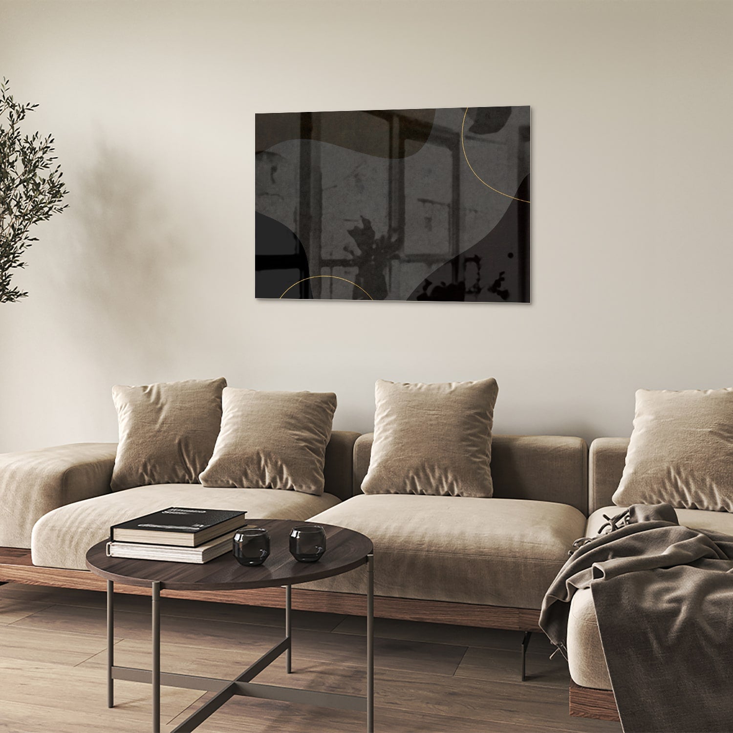Moderne glas schilderij met abstracte zwarte vormen en gouden lijnen