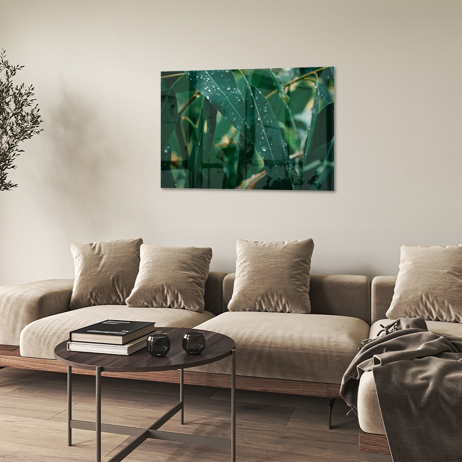 Glas schilderij van groene bladeren met dauwdruppels in een interieur