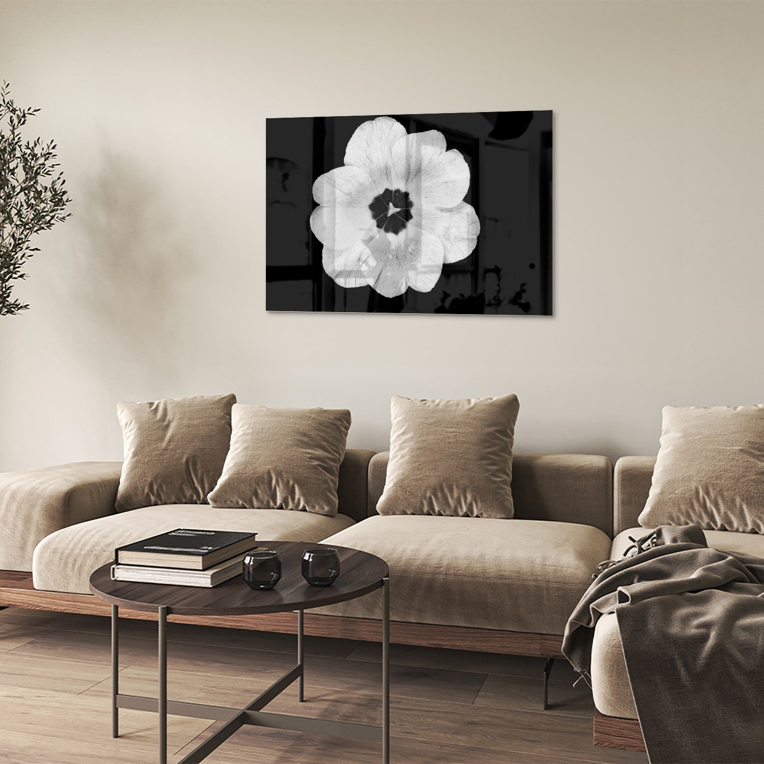 Een glazen schilderij met een witte bloem op een zwarte achtergrond, hangend aan de muur.