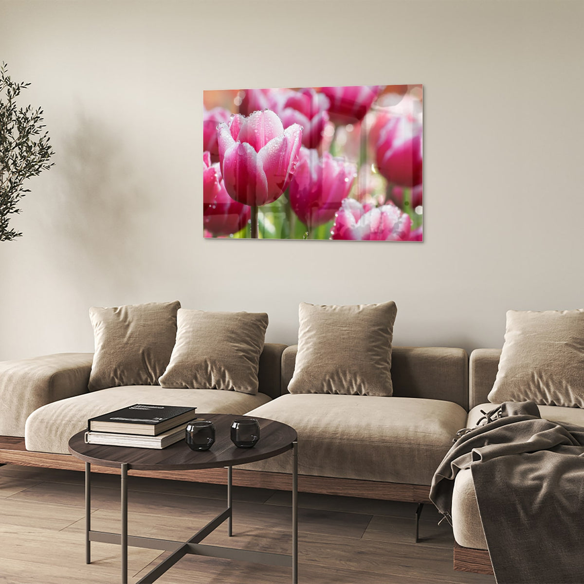 Glazen schilderij van roze tulpen met dauwdruppels, elegant en kleurig.