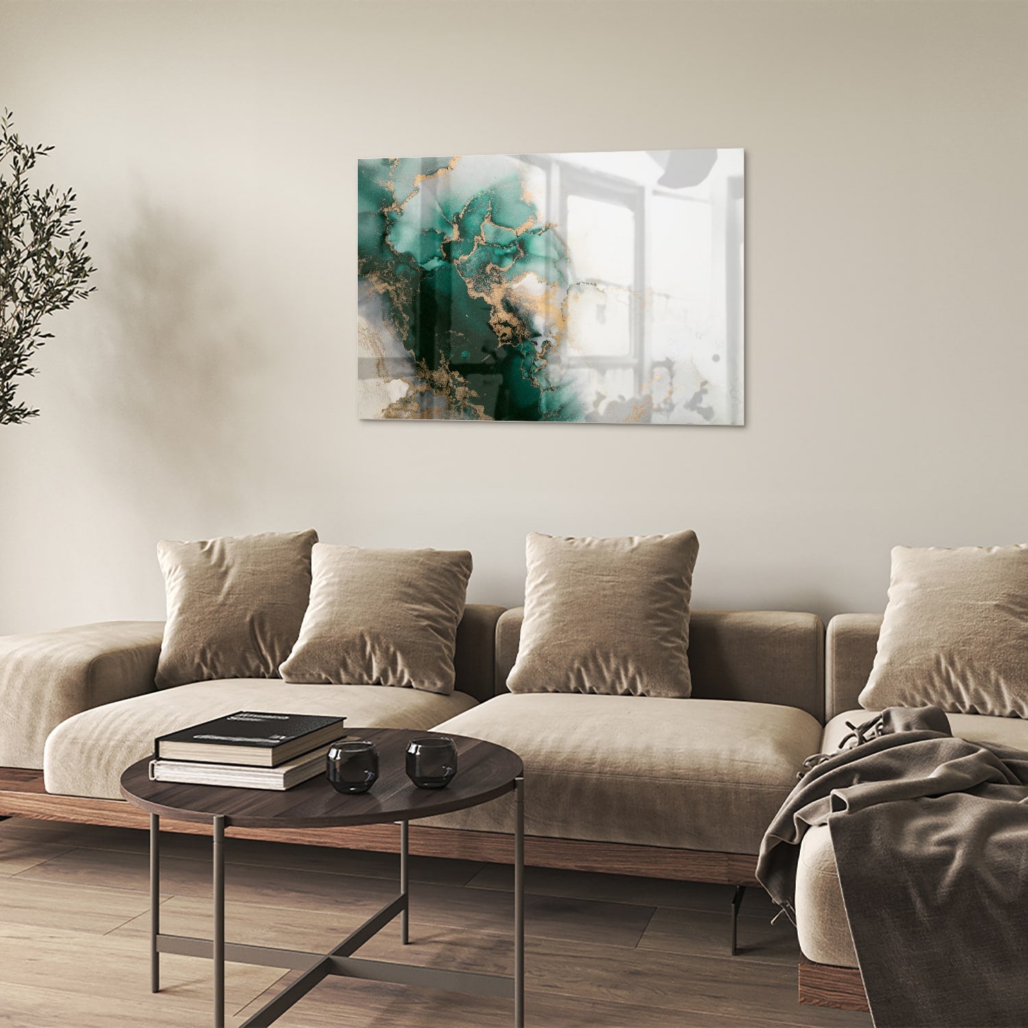 Elegant glazen schilderij met groene en gouden tinten aan de muur