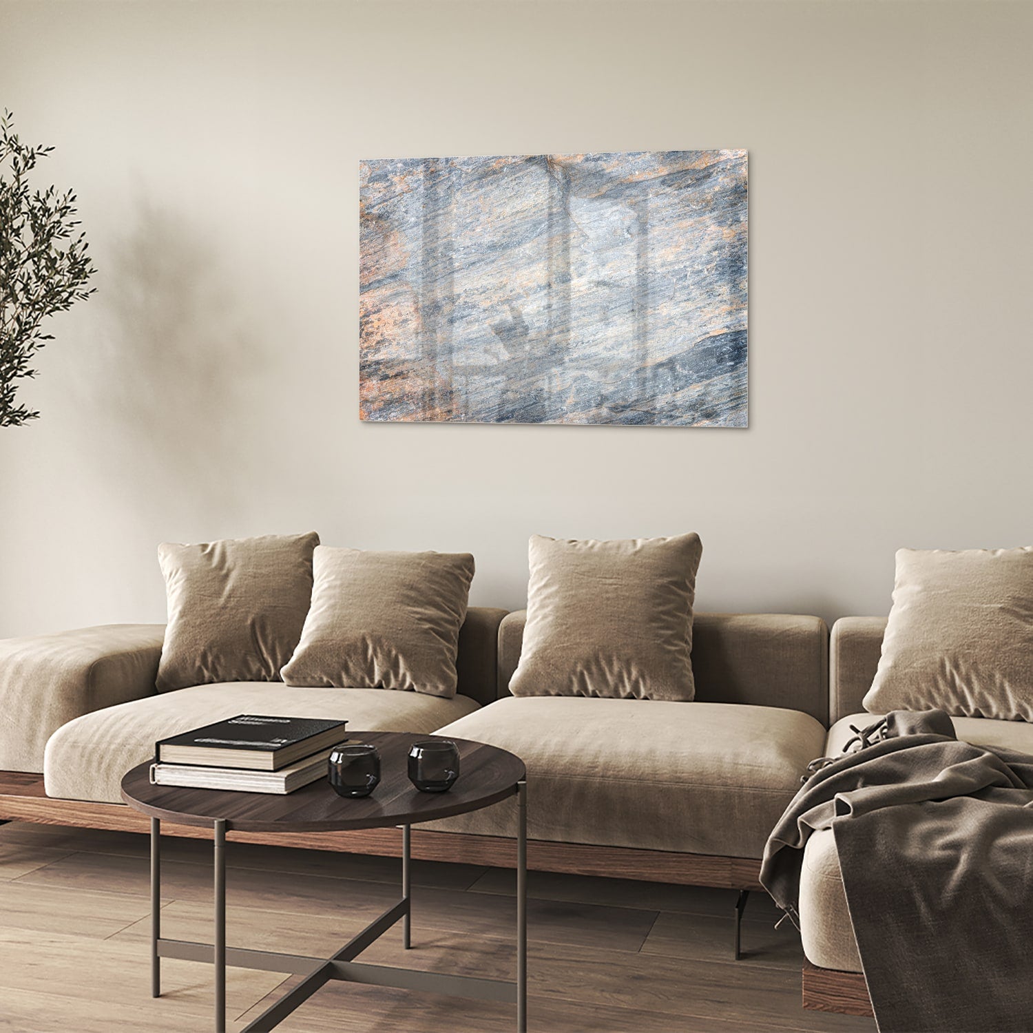 Abstract glazen schilderij met blauwe en oranje tinten aan de muur in een moderne woonkamer.