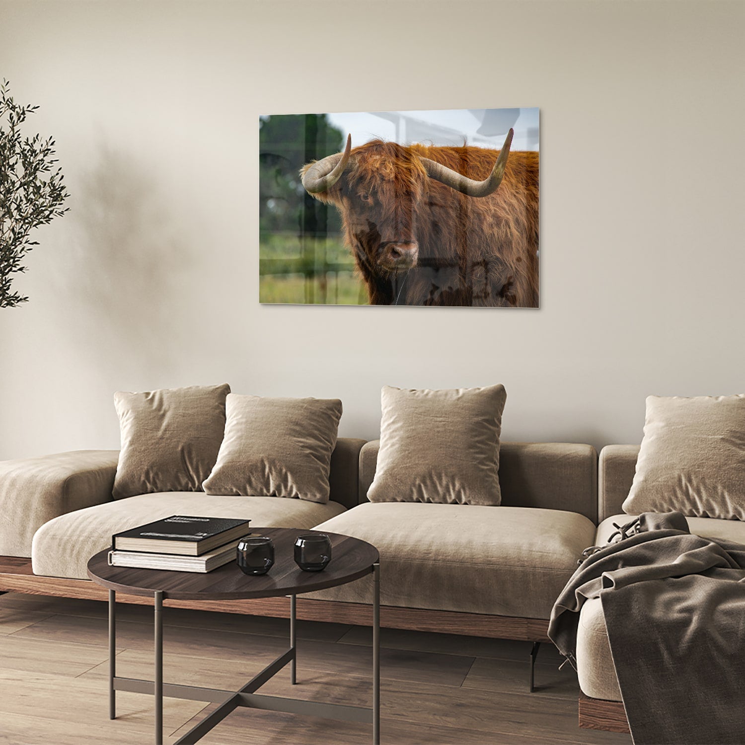 Glas schilderij van een Schotse Hooglander in een moderne woonkamer
