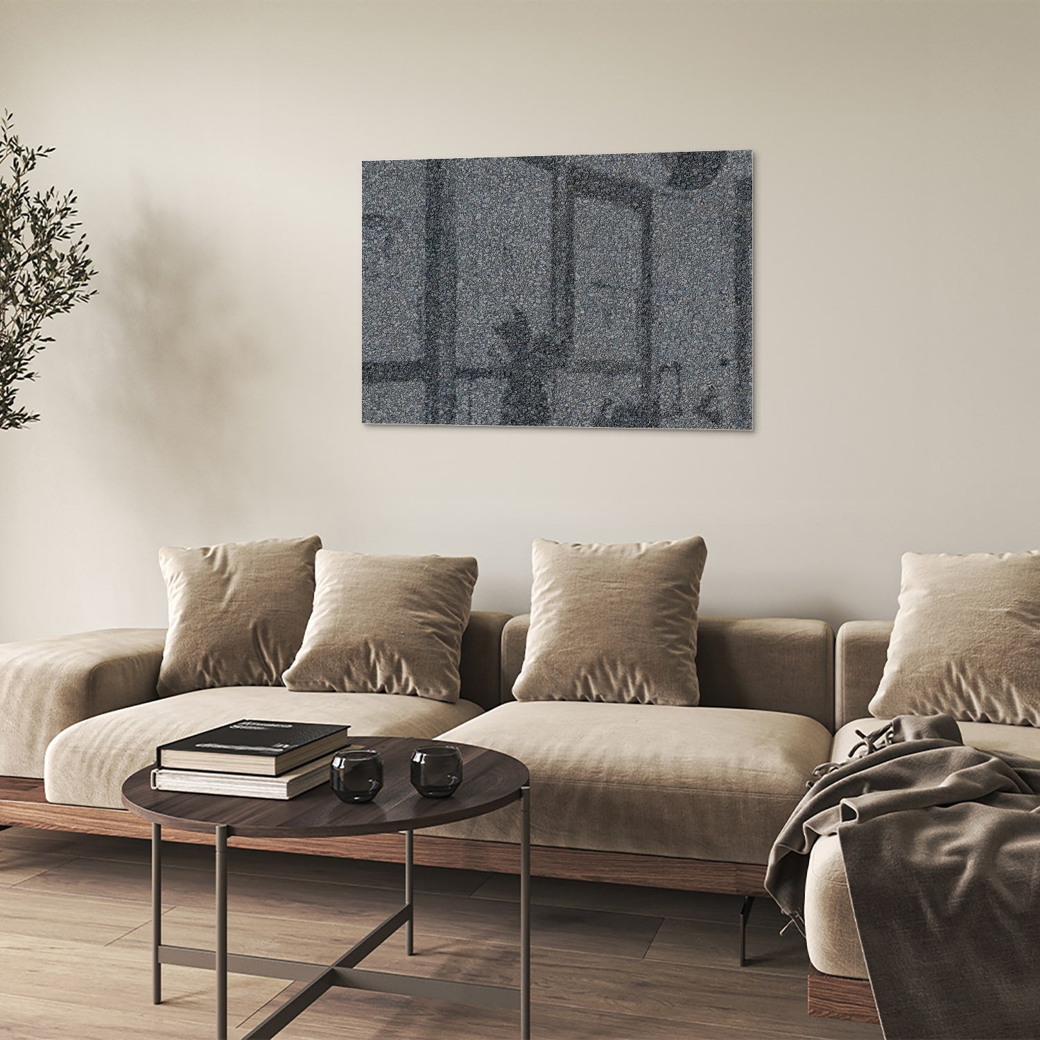 Minimalistisch glazen schilderij aan de muur in een lichte woonkamer