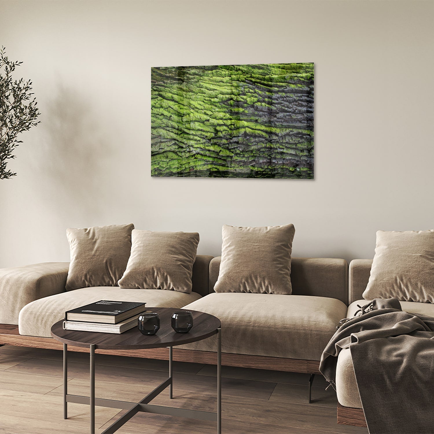 Glazen schilderij met groene mosachtige textuur aan een muur