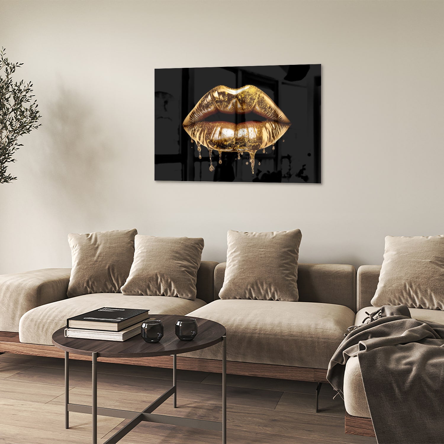 Glazen schilderij met gouden lippen op een zwarte achtergrond in een moderne woonkamer.