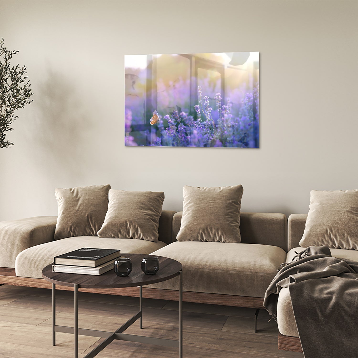 Glazen schilderij met lavendel en een vlinder op een muur