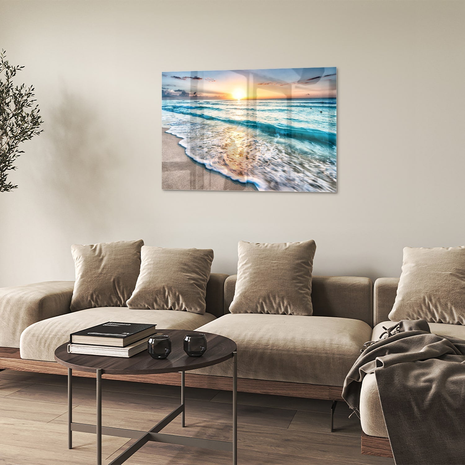 Glazen schilderij van een zonsondergang boven de zee, met kalme golven en zand.