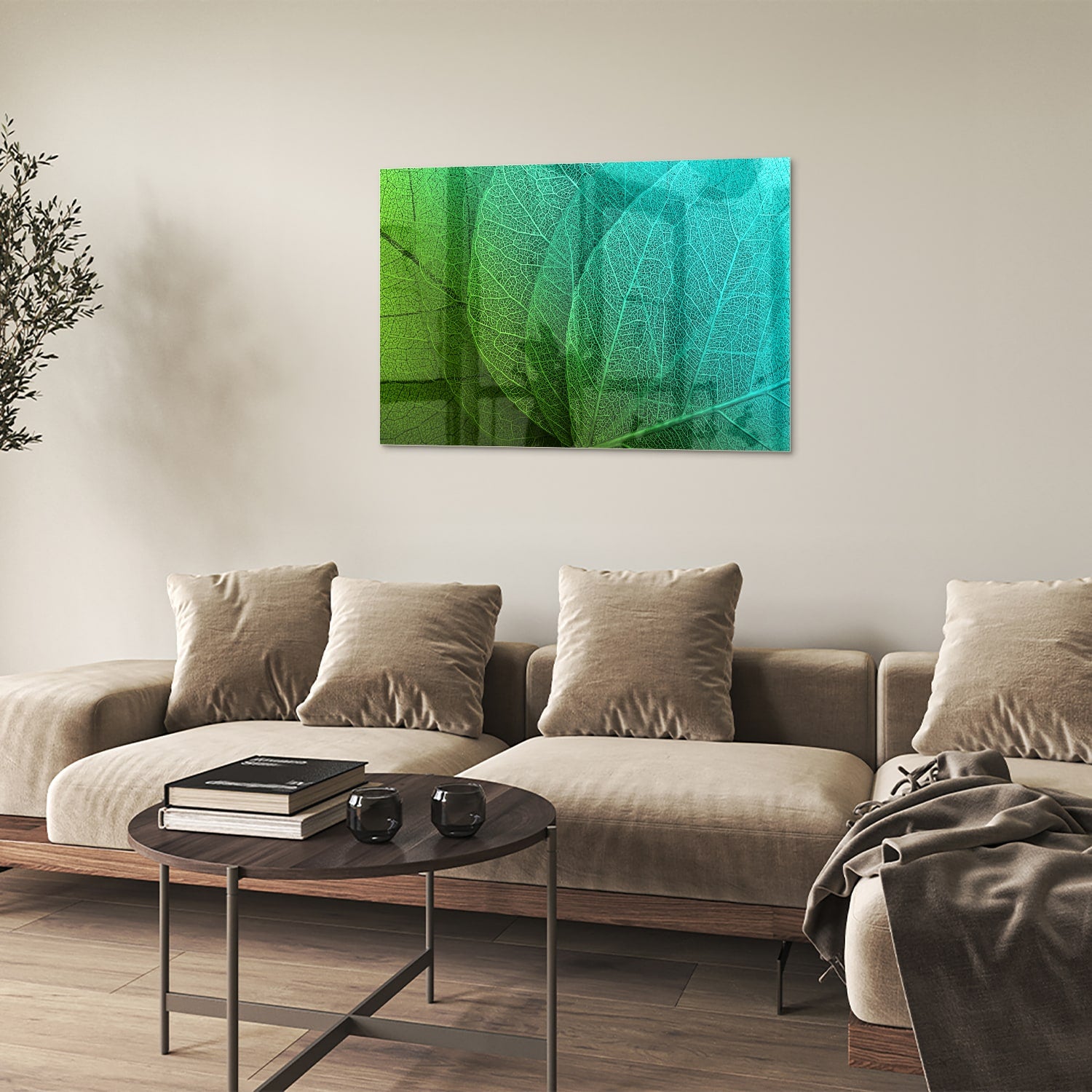Glas schilderij met de structuur van groene bladeren aan een muur.