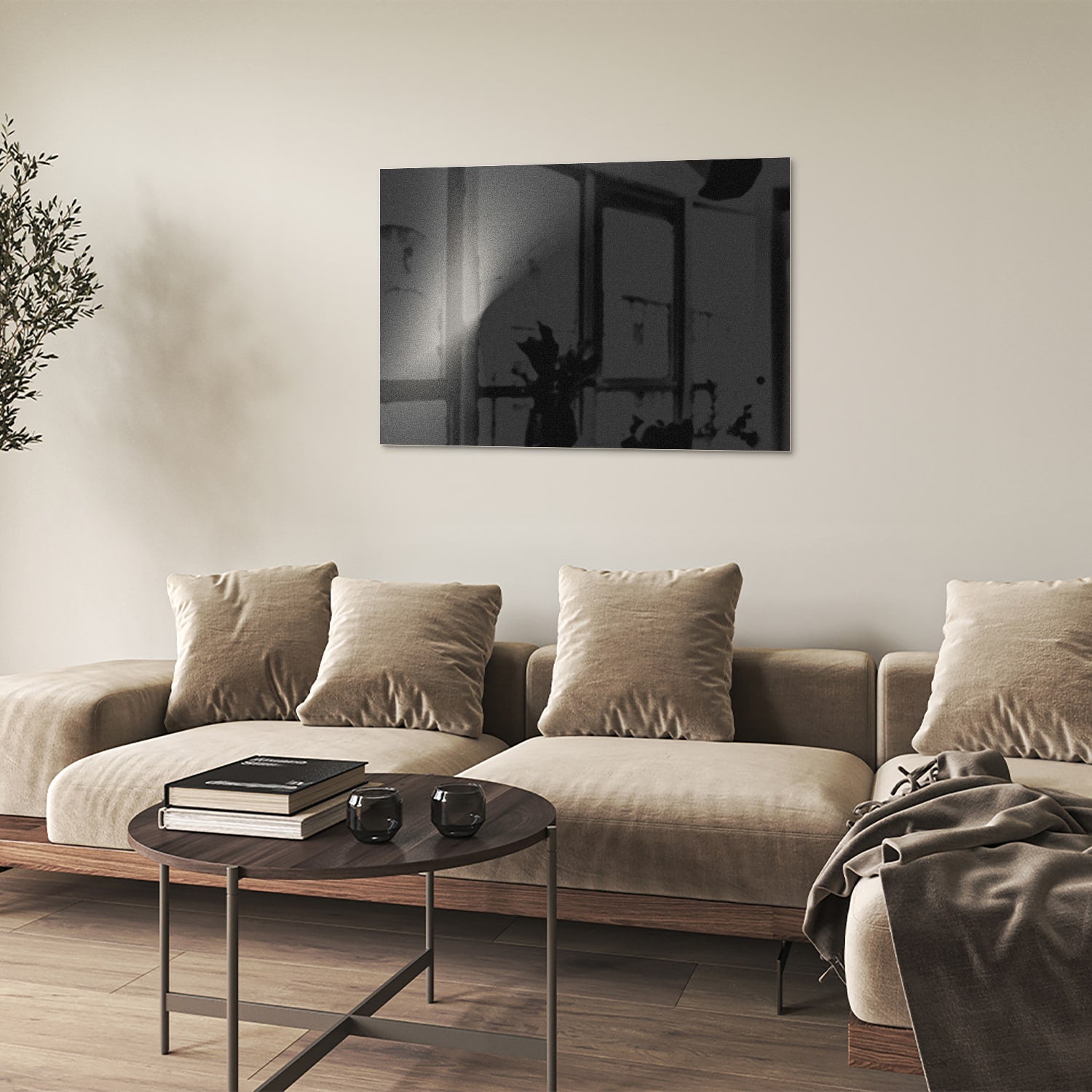 Moderne glazen schilderij op een witte muur in een stijlvolle woonkamer.