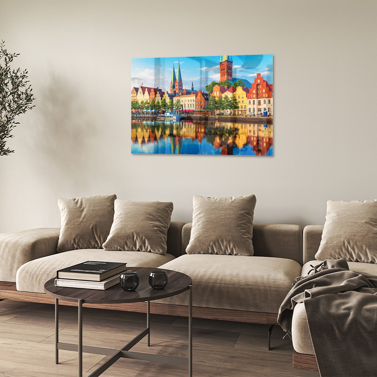 Kleurrijk glazen schilderij van een stadszicht met reflecties in het water