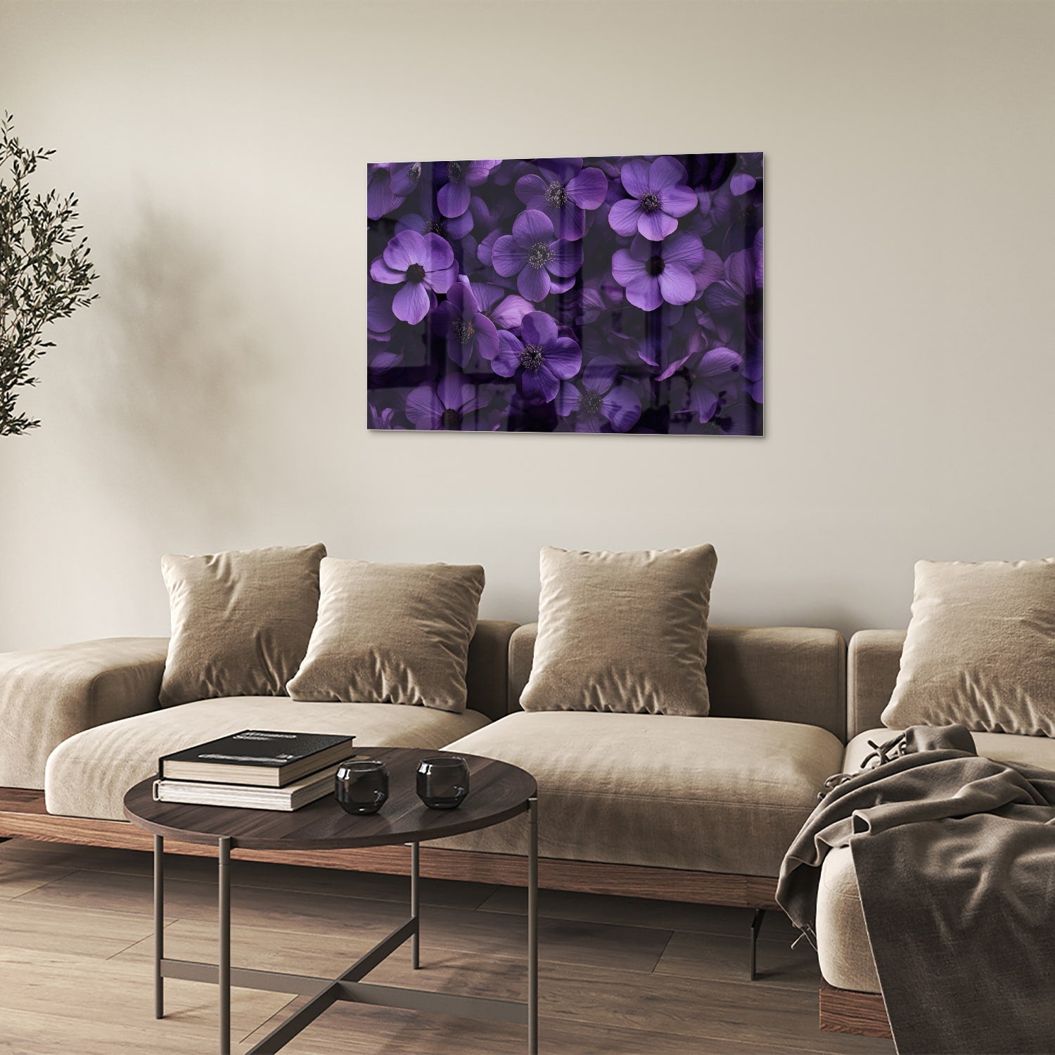 Paarse bloemen op een glazen schilderij aan de muur in een moderne woonkamer.