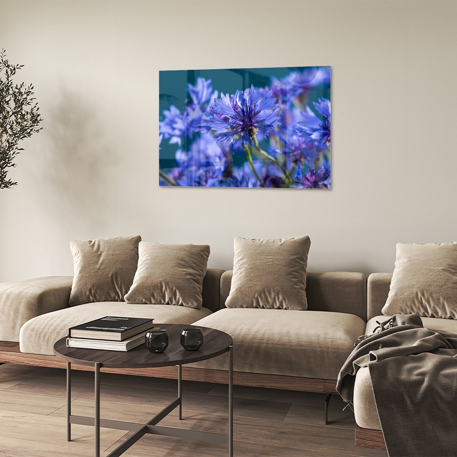 Een glazen schilderij met paarse bloemen op een witte muur, in een sfeervolle woonkamer.