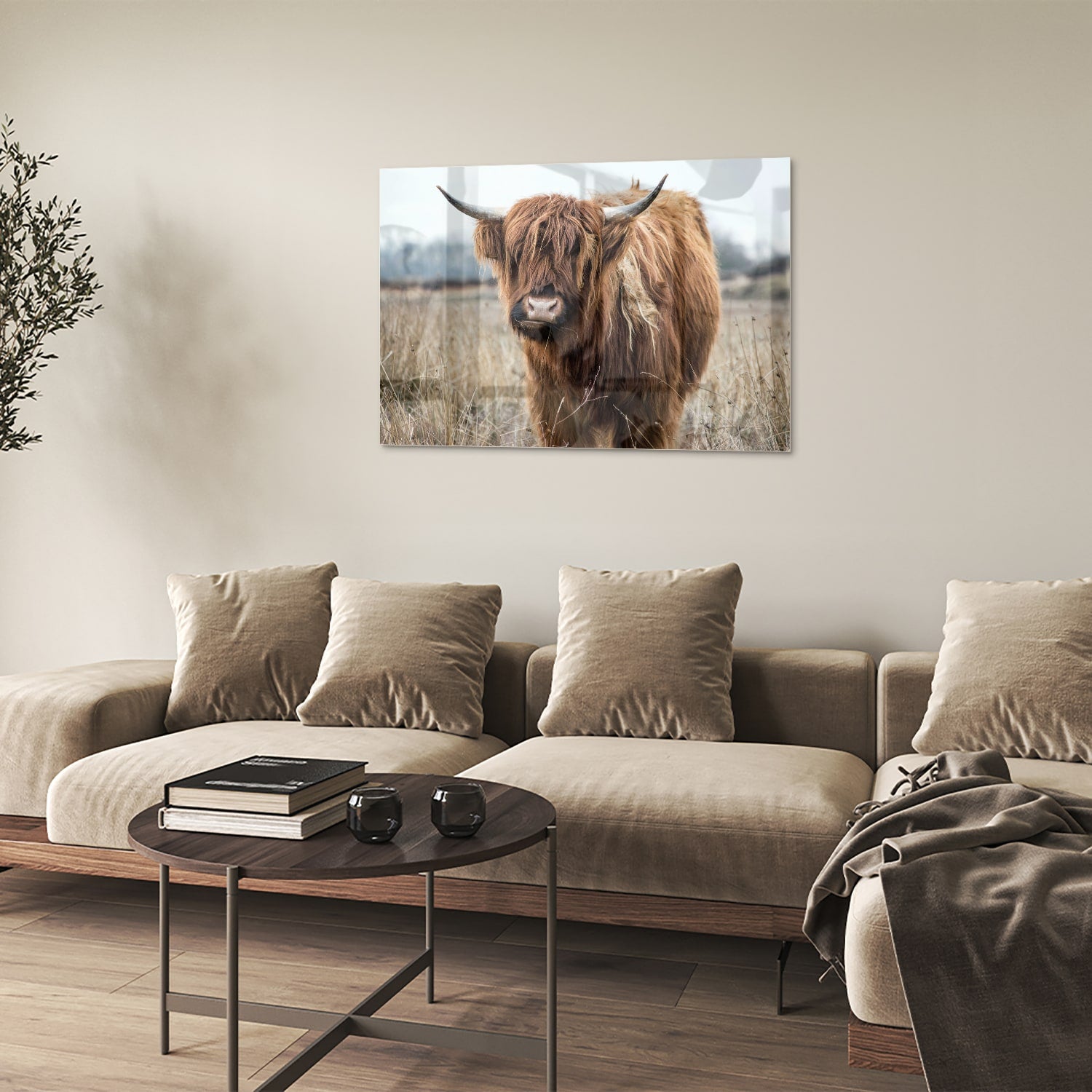 Glazen schilderij met een Houten Hooglander in een natuurlijke omgeving.
