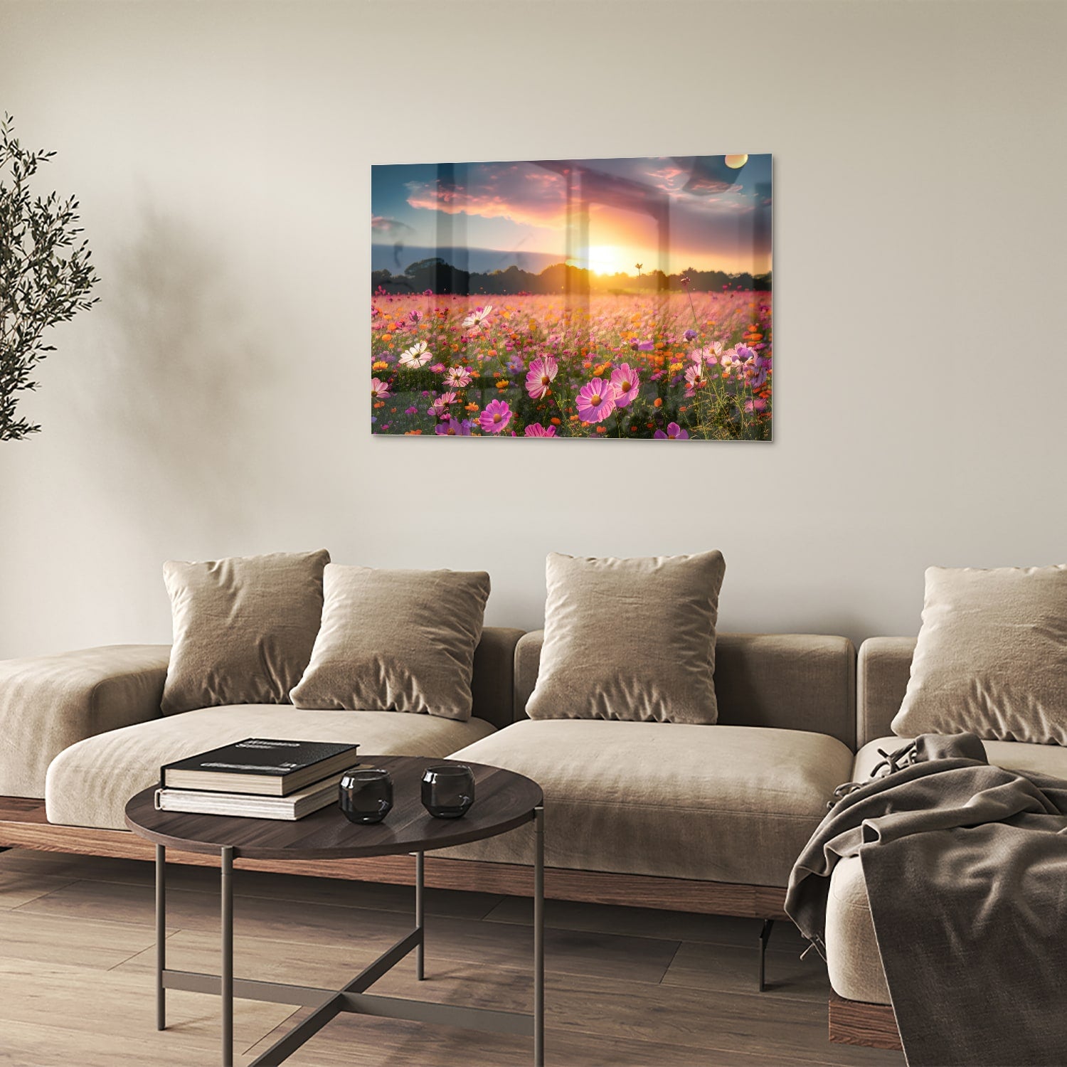 Glazen schilderij van een zonsondergang boven een kleurrijk bloemenveld.