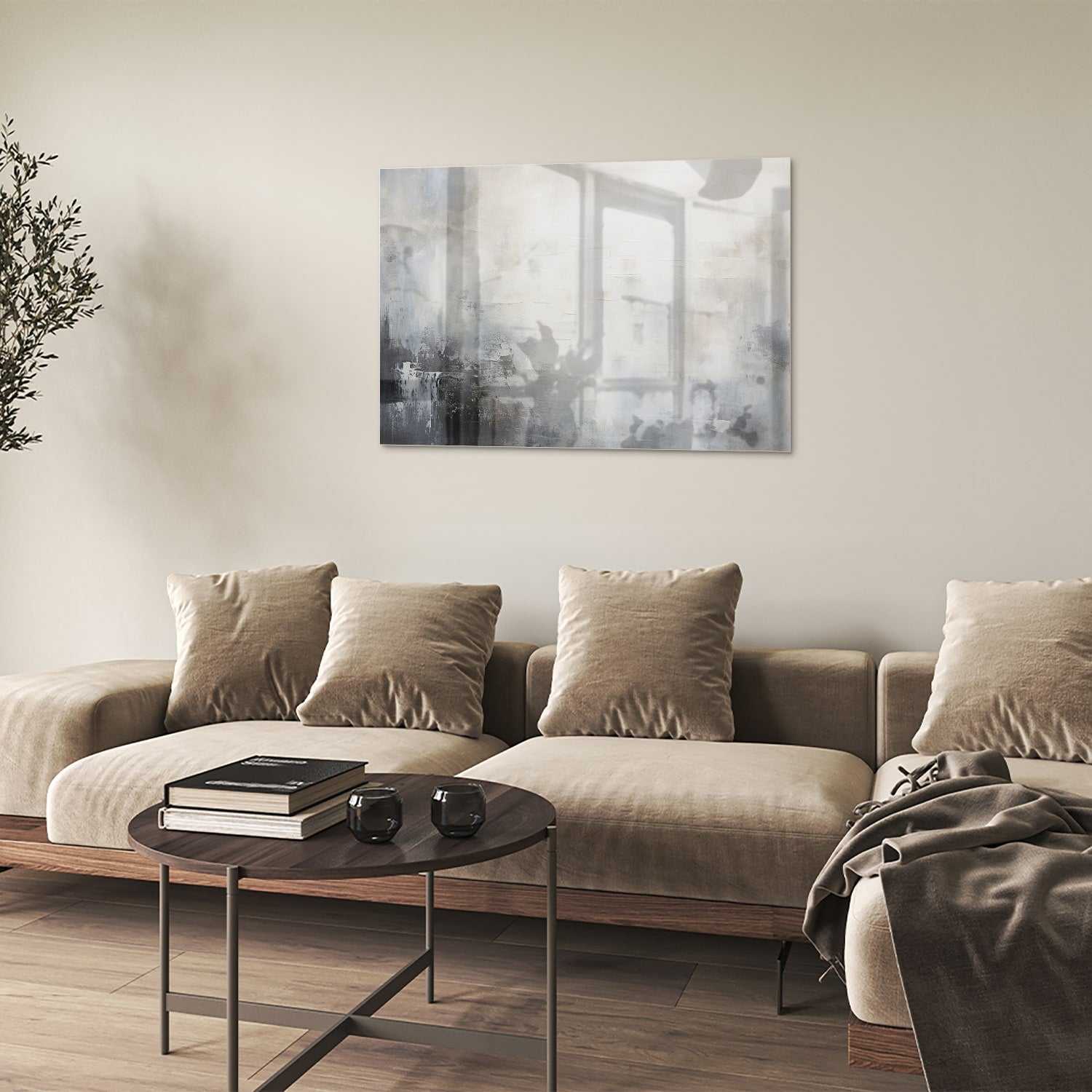 Abstract glazen schilderij met zachte kleuren aan de muur in een moderne woonkamer