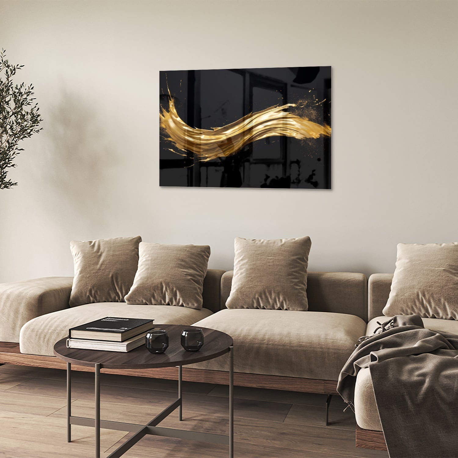 Glas schilderij met gouden glans op een zwarte achtergrond, hangend aan de muur.