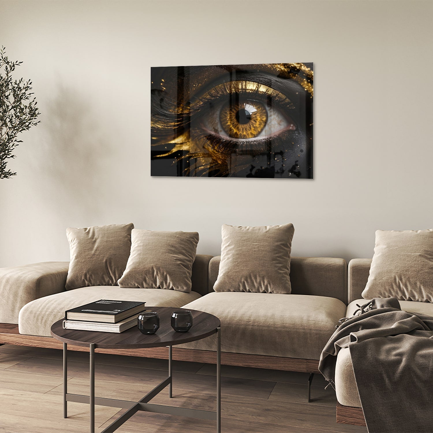 Glazen schilderij van een gouden oog op een zwarte achtergrond, hangt aan de muur.