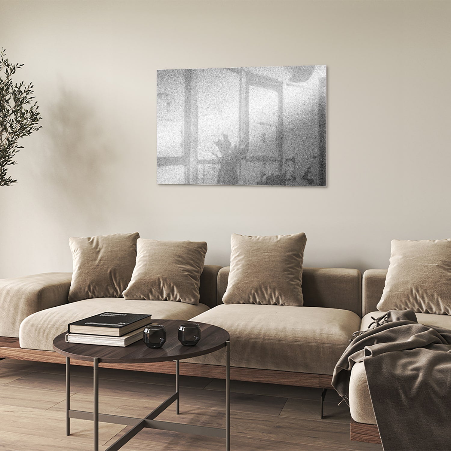 Minimalistisch glazen schilderij met reflecties in een sfeervolle kamer