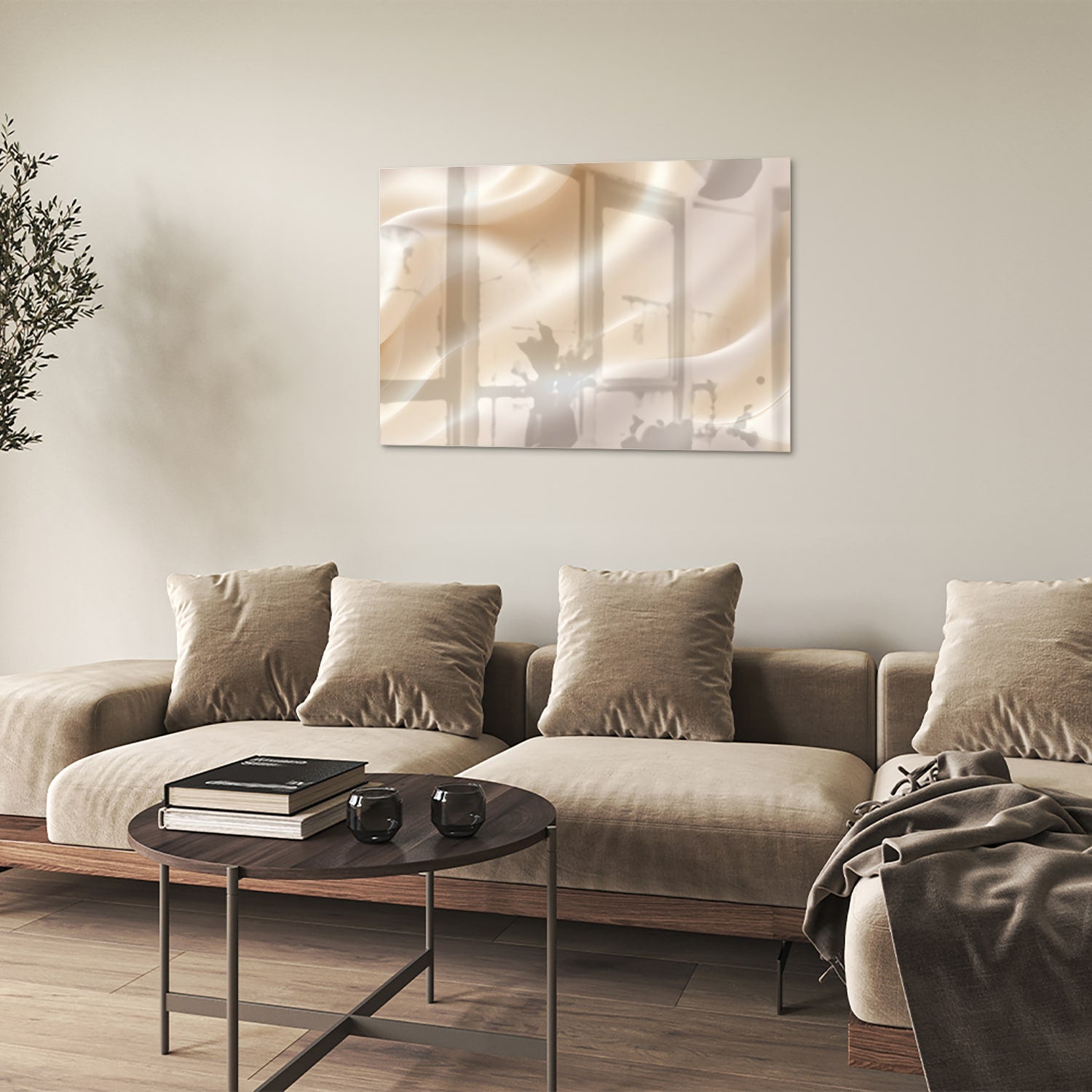 Minimalistisch glazen schilderij met warme tinten in een moderne woonkamer.